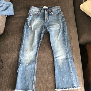 Ankle cut, frayed, stretch jeans.